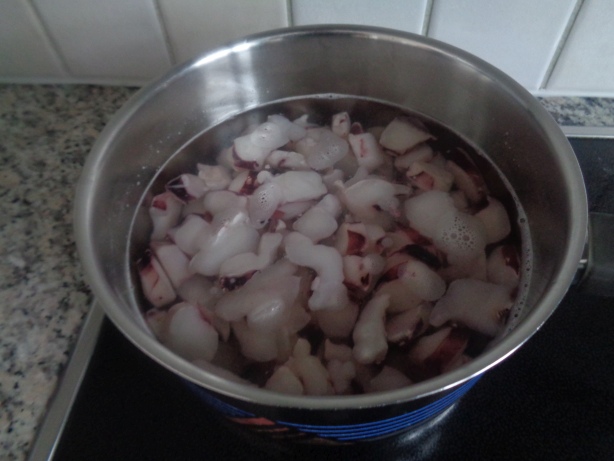 Geschnittener Oktopus in eine Pfanne mit gesalzenem Wasser geben und erhitzen