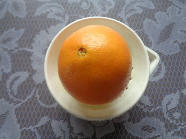 Saft von den Orangen auspressen