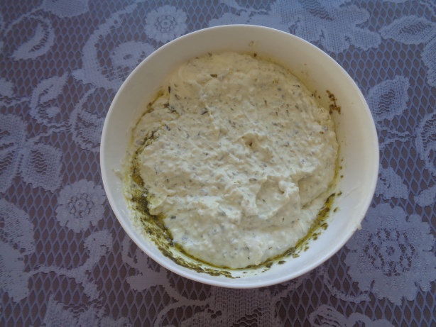 Crème Fraîche, Bärlauchpesto und Reibkäse miteinander vermengen