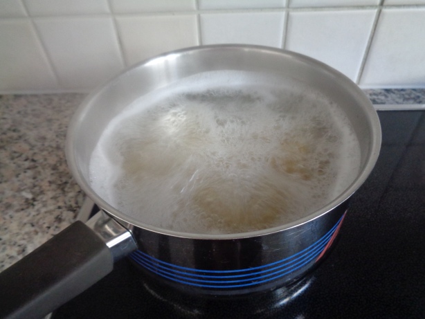 Teigwaren im Salzwasser al dente kochen und Wasser abtropfen
