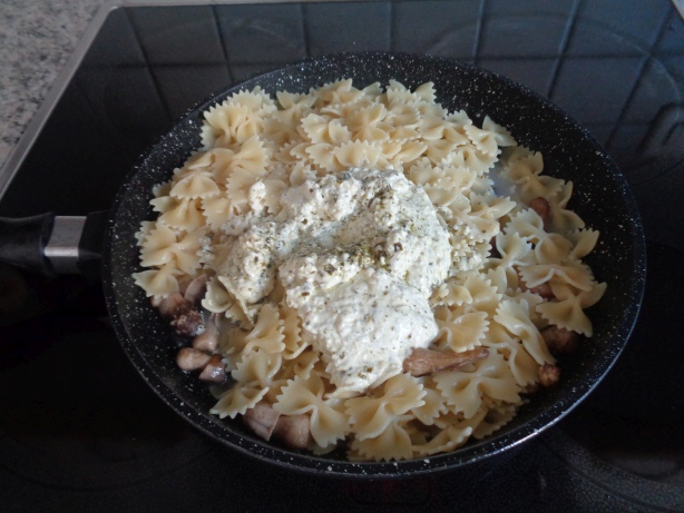 Add the sour cream, the ramsons pesto and the grated cheese and the water and stir