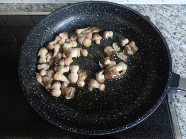 Pilze gut mit Pfeffer würzen und 5 Minuten anbraten