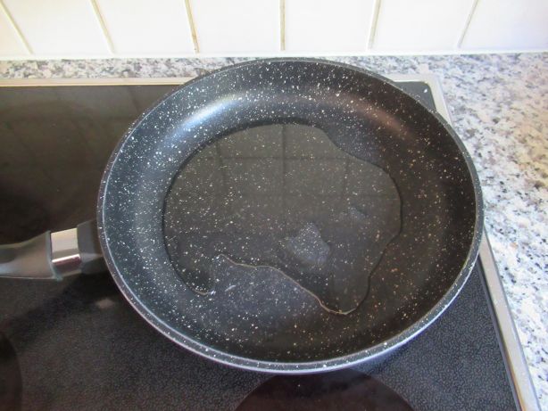 Heat the oil in a pan