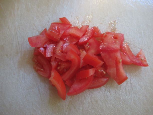 Tomaten in kleine Stücke schneiden