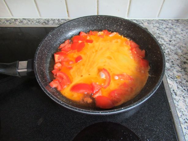 •	Tomaten kurz anbraten und Eier dazugeben