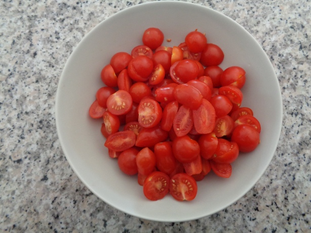 Cut the tomatos into pieces