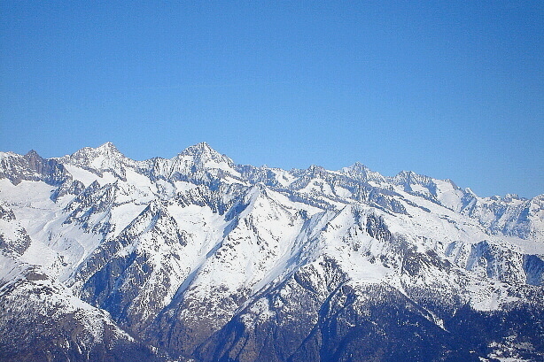 Aletschhorn (4193m), Finsteraarhorn (4274m), Gross Wannenhorn (3906m)