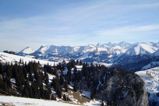 Niesenkette, Eiger (3970m), Mönch (4107m) und Jungfrau (4158m)