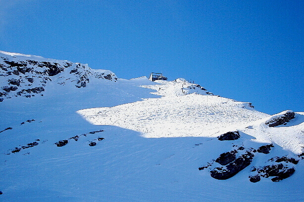 Die stillgelegte Bergstation der Seilbahn