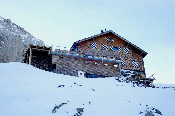 Wildhorn hut SAC (2303m)