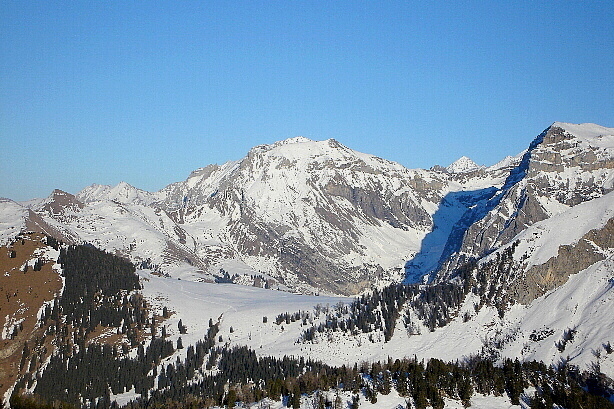 Bütschifluh / Rotstock (2637m) in the center of the photo