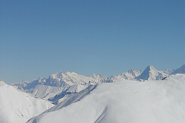 Hintergrund - Wetterhorn (3692m), Schreckhorn (4078m) und Eiger (3970m)