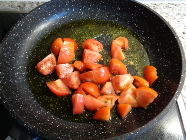 Die Tomaten kurz mit Olivenöl anbraten