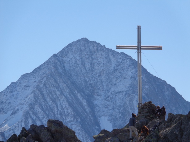 Bristen (3072m) und Gipfelkreuz Sunnig Grat (2034m)