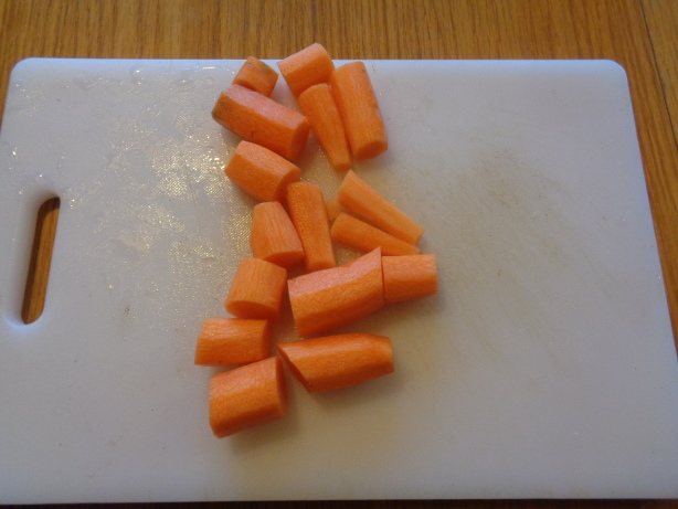 Die Karotten rüsten und in Scheiben schneiden