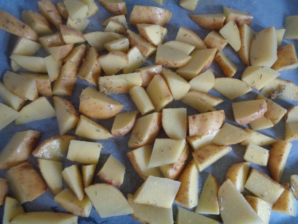 Kartoffelstücke auf einem Backblech verteilen