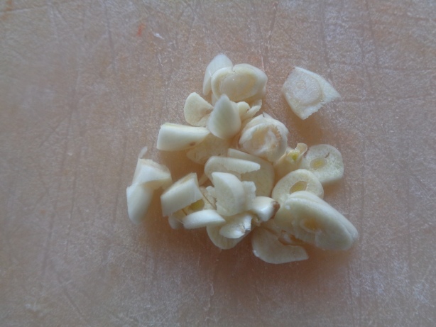Cut the garlic in disks