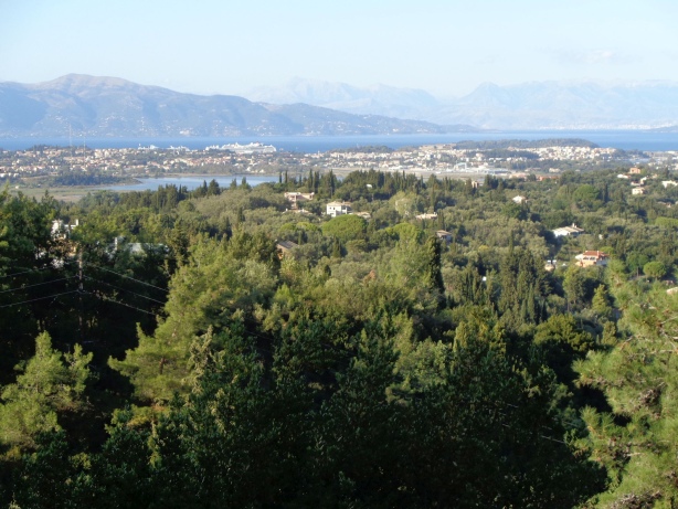 Kerkyra im Hintergrund