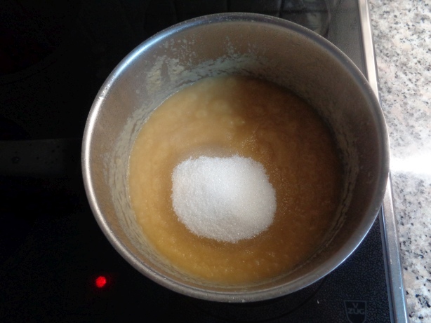 Den Zucker und Apfelessig beigeben und verrühren