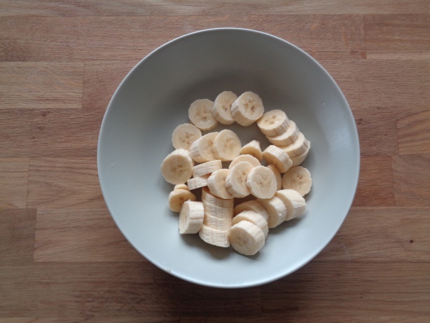 Die Bananen schälen in Stücke schneiden