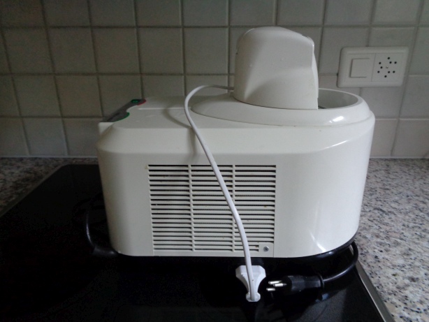 Die Masse mit einer Glacemaschine rühren