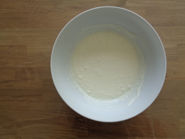 Den Rahm in eine Schüssel geben