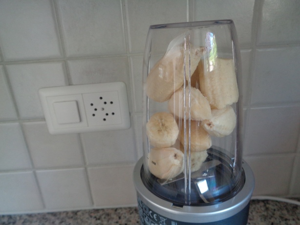 Die Bananen schälen und zerkleinern ...
