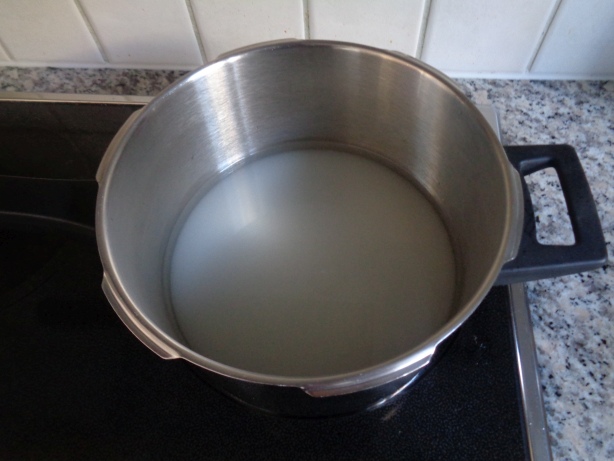 Zucker, Wasser und Salz in eine Pfanne geben