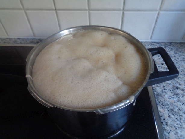 Zitronensaft und Bananen dazugeben und 10 Minuten kochen