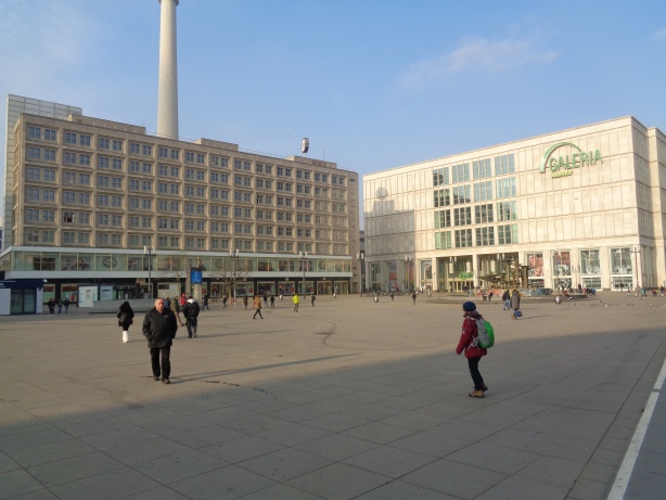 Alexanderplatz mit Kaufhaus Galeria