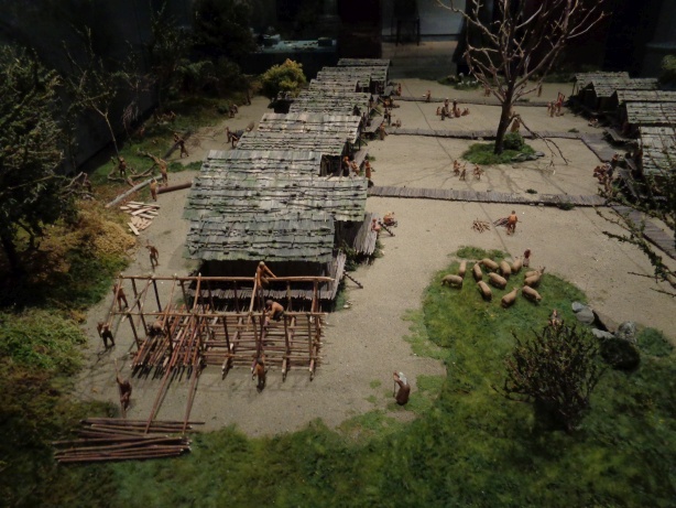 Modell eines Pfahlbaudorfes