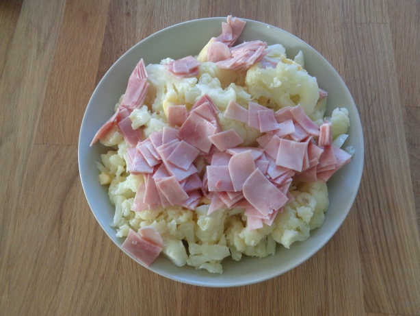 Den geschnittenen Schinken beigeben