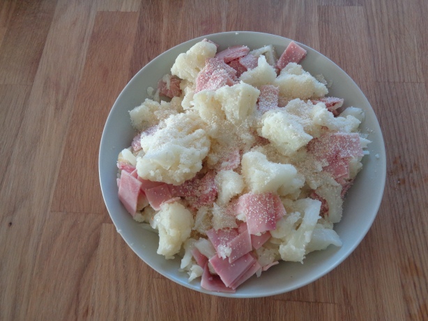 Etwas Paniermehl darüberstreuen