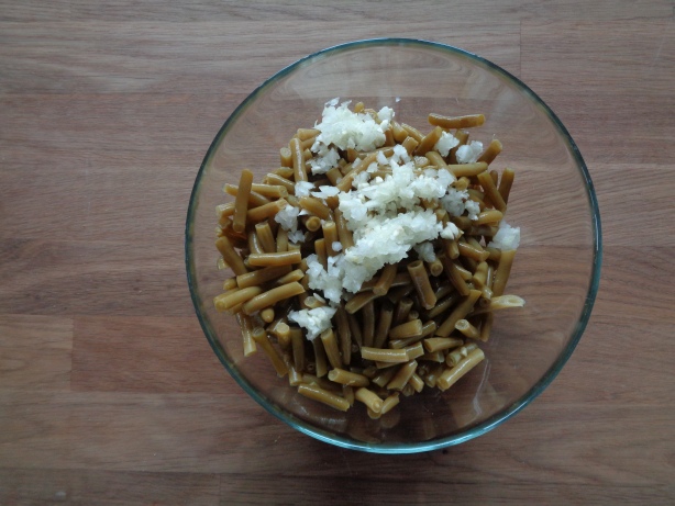 Die Bohnen und die gehackten Zutaten in eine Schüssel geben