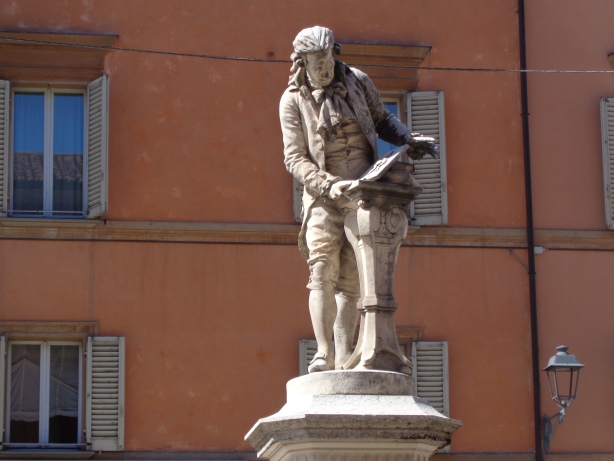 Galvanistatue / Piazza Galvani