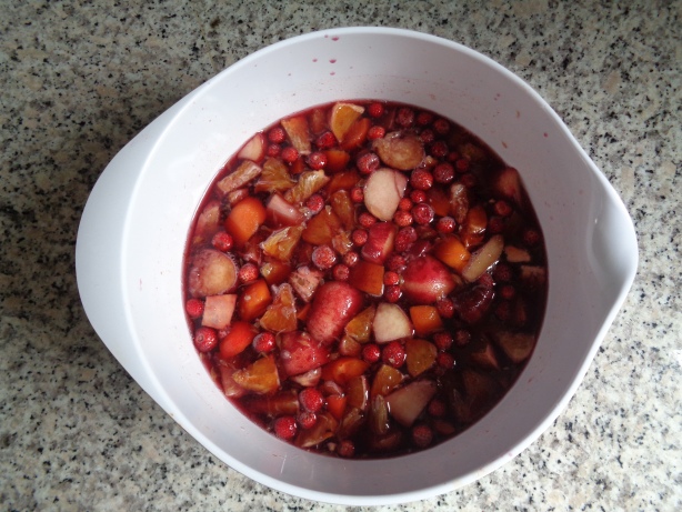 Traubensaft und Apfelsaft dazugeben