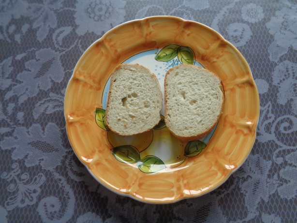 Brotscheiben schneiden und auf einen Teller geben
