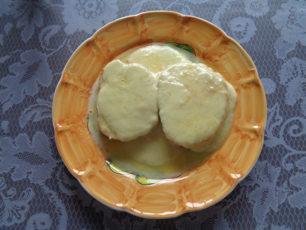 über die Brotscheiben geben