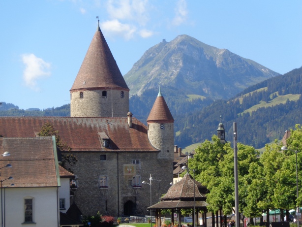 Schloss und Le Moléson (2002m)