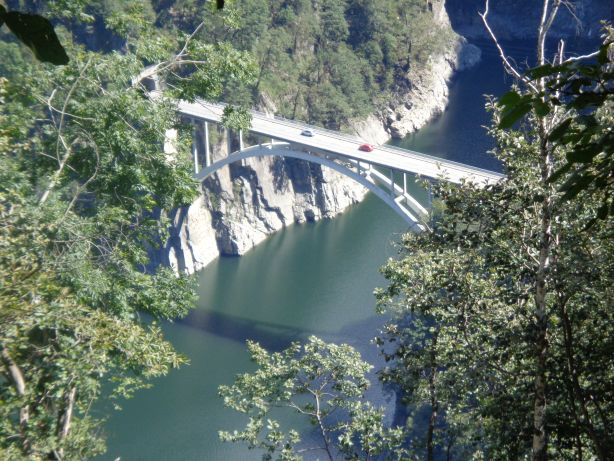 Brücke über den See