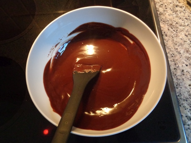 Die Zutaten in einer Glasschüssel mit heissem Wasser darunter schmelzen