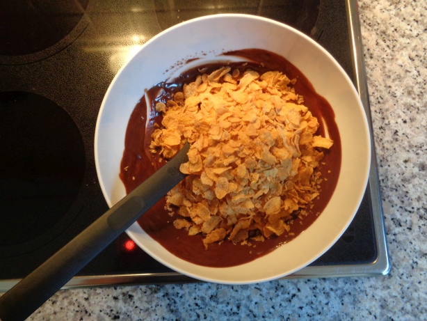 Die Cornflakes dazugeben