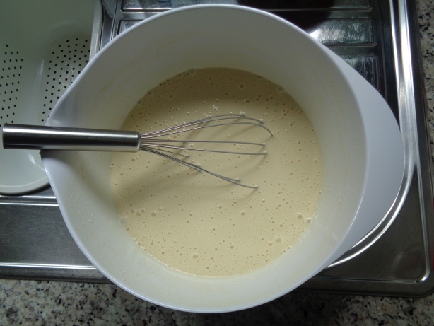 Alle Zutaten in einer Schüssel vermengen