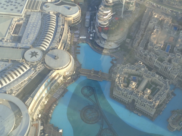 Aussicht vom Burj Kalifa auf Dubai Fountain und dem Souk al Bahar