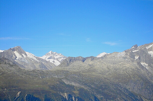 Jungfrau (4158m) und Mönch (4107m) im Hintergrund