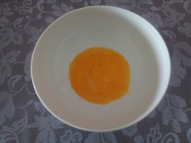 Eier aufschlagen und Eigelb vom