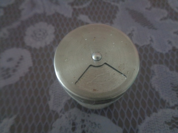 Je eine Prise Salz zum Eigelb und Eiweiss geben