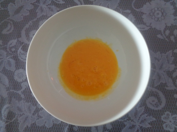 2 gehäufte Teelöffel Zucker zum Eigelb geben