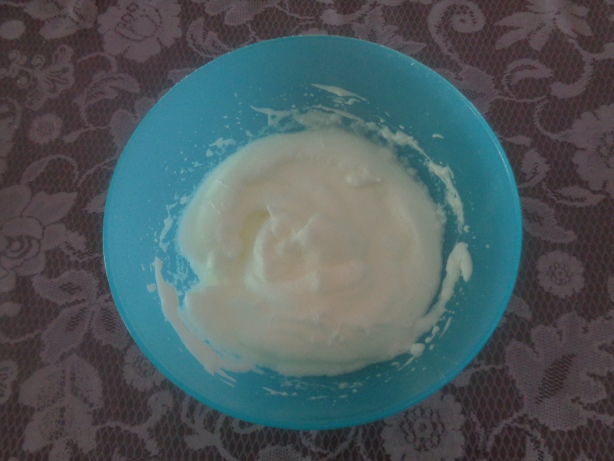 4 gehäufte Teelöffel Zucker zum Eiweiss geben