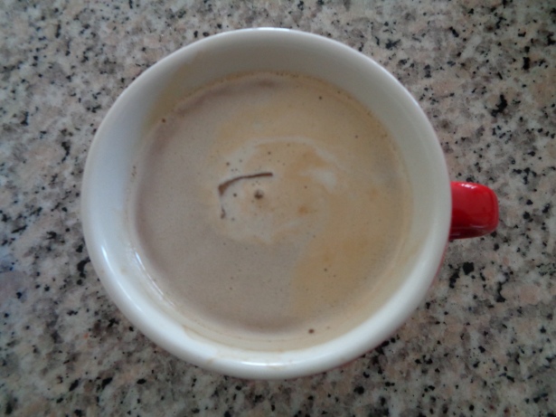 Die Tasse mit Milch auffüllen